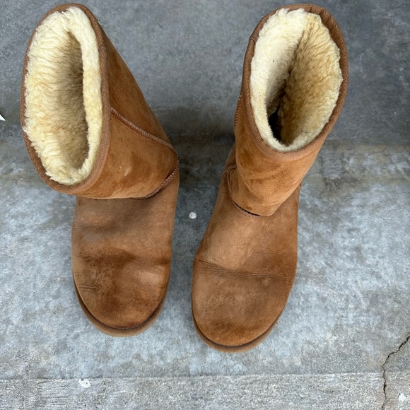 classic uggs in very used condition size 8 - Picture 1 of 6